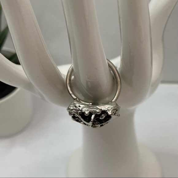 Silver tone oxidized unisex adjustable ring. Size 7. Great Pre-owned condition. - Picture 6 of 8